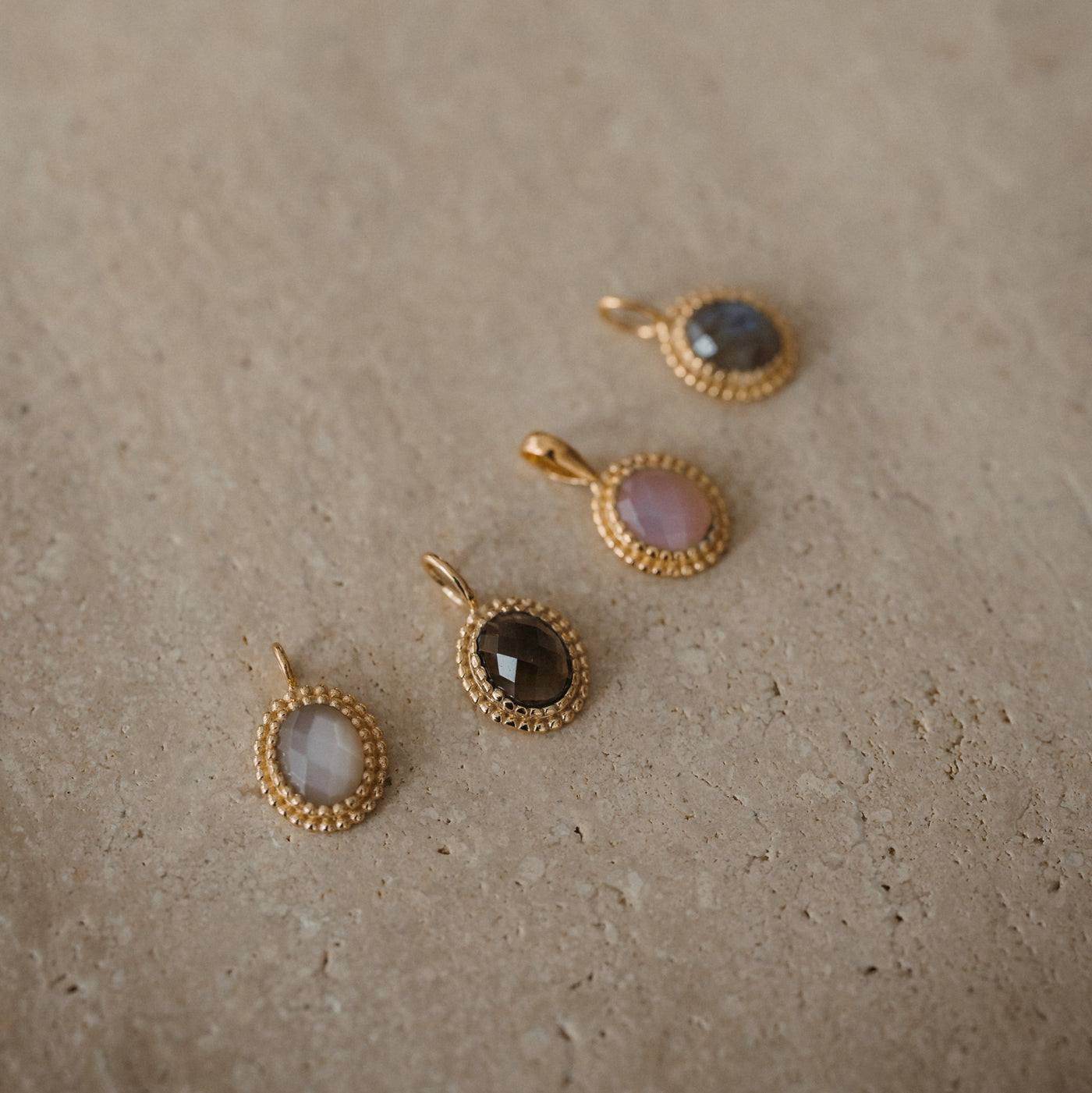 Vergoldeter Anhänger mit Edelstein – Vier Varianten, ein edles Design