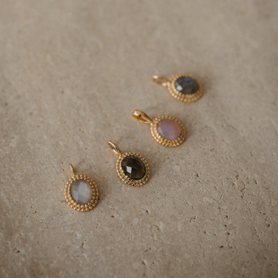 Vergoldeter Anhänger mit Edelstein – Vier Varianten, ein edles Design