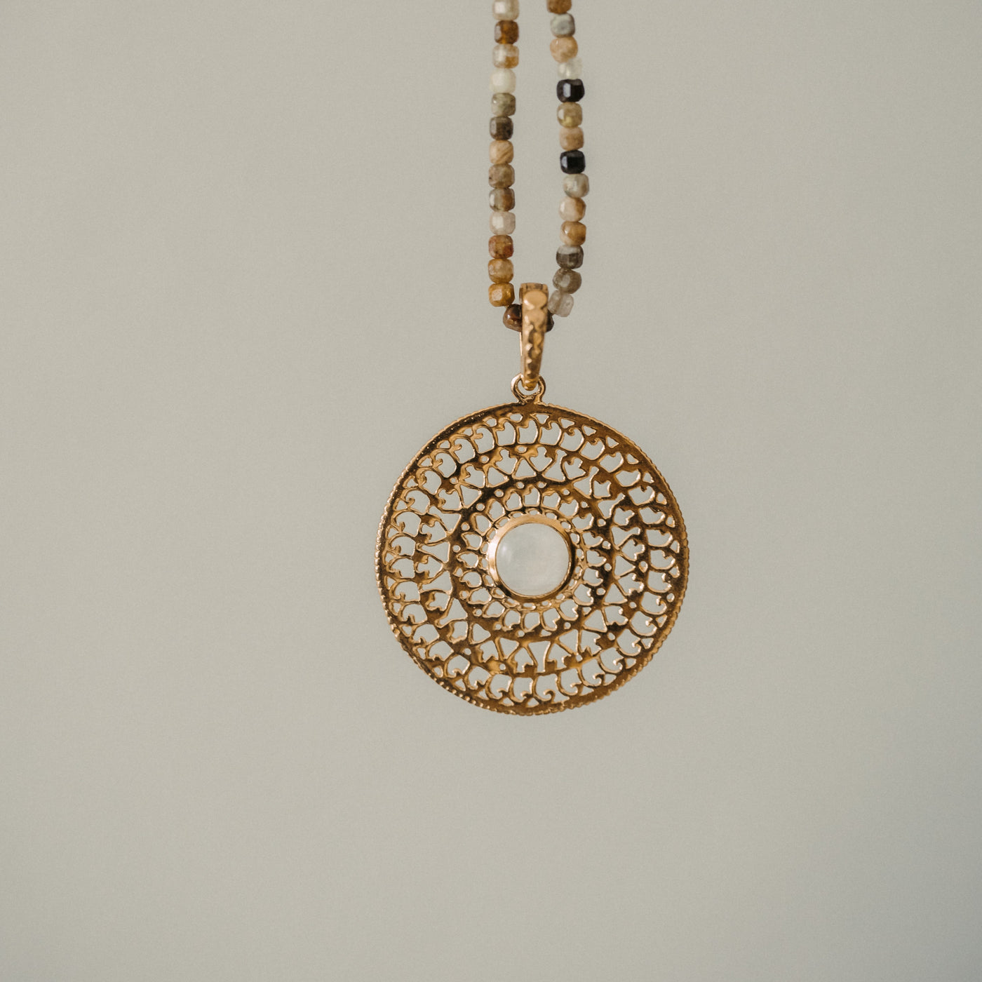 Vergoldeter Anhänger mit Rainbow-Mondstein