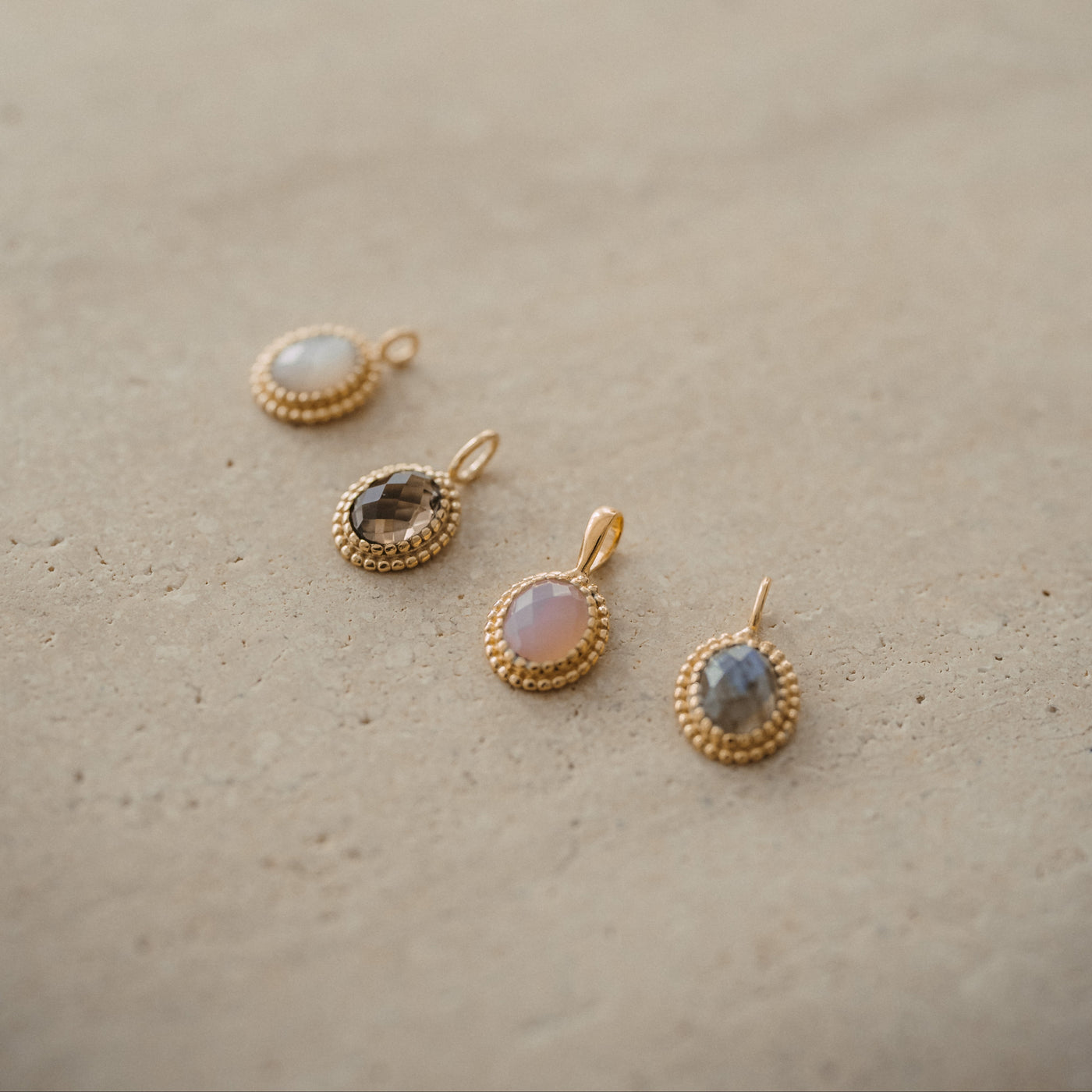 Vergoldeter Anhänger mit Edelstein – Vier Varianten, ein edles Design