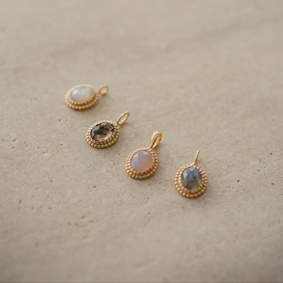 Vergoldeter Anhänger mit Edelstein – Vier Varianten, ein edles Design