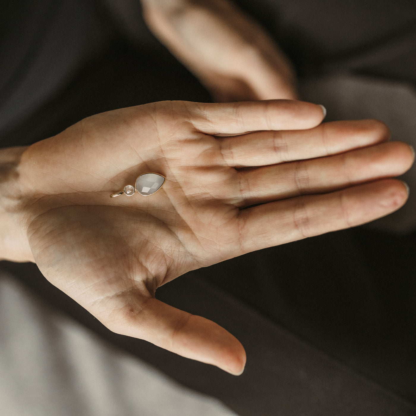 Anhänger mit zwei milchigen Steinen