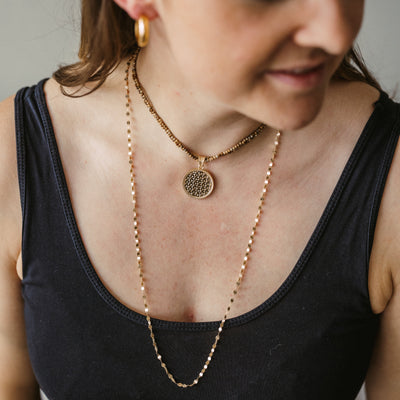 Collier mit feinen Gold- Plättchen