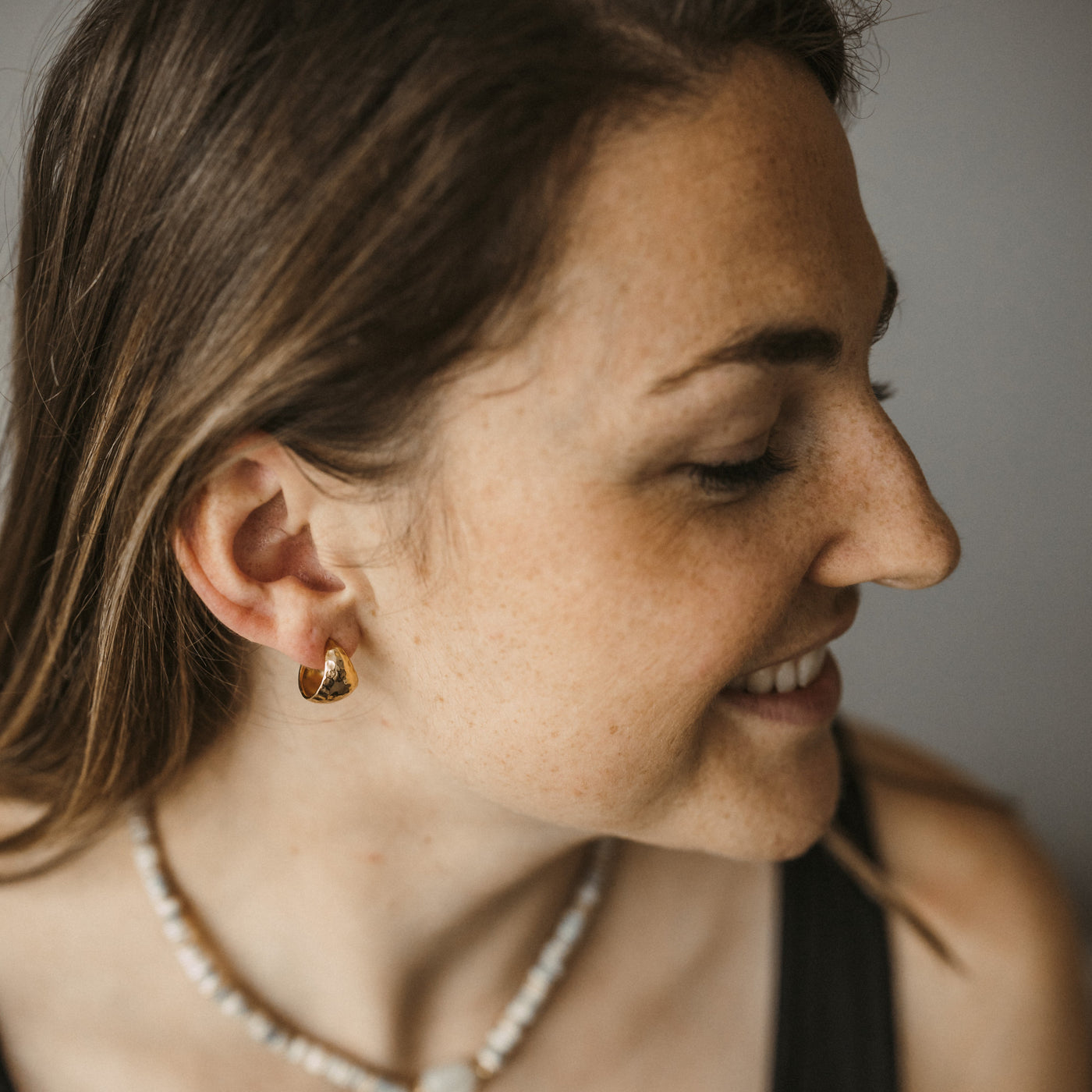 Kleine Creolen mit gehämmerter Oberfläche