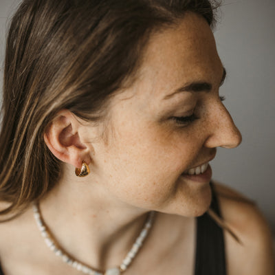 Kleine Creolen mit gehämmerter Oberfläche