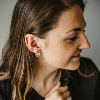 Kleine Creolen mit gehämmerter Oberfläche