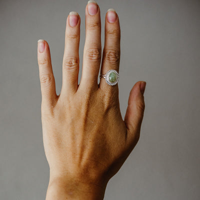 Ring mit Edelstein im Podest