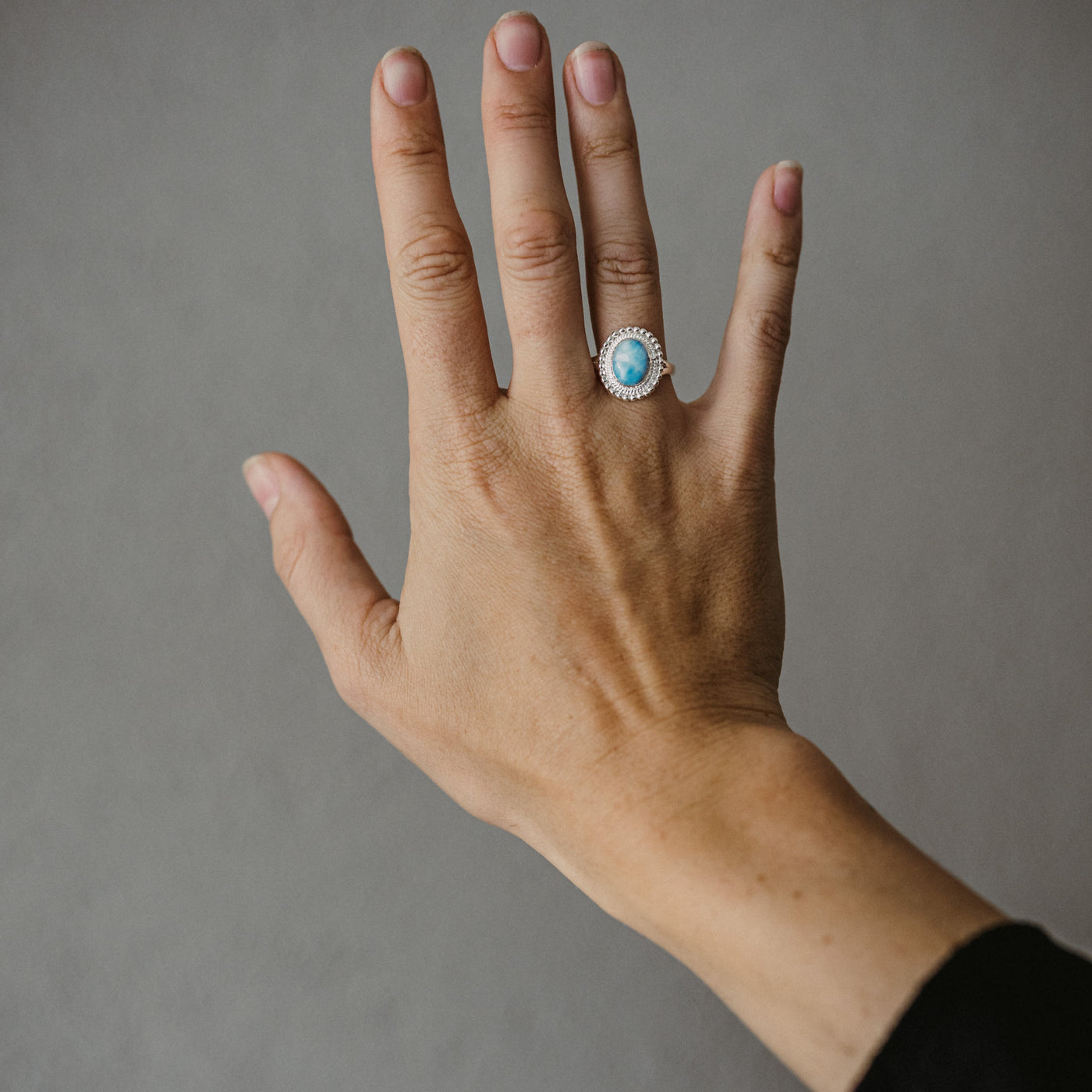 Ring mit Edelstein im Podest