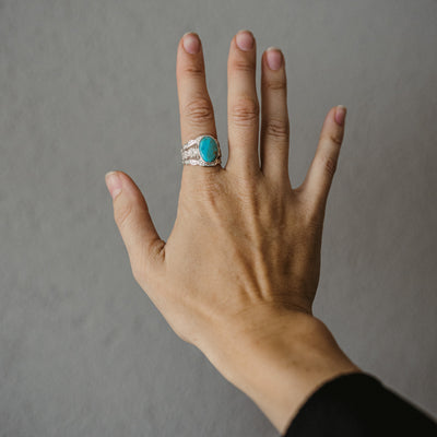 Ring mit türkisgrünem Tropfenstein