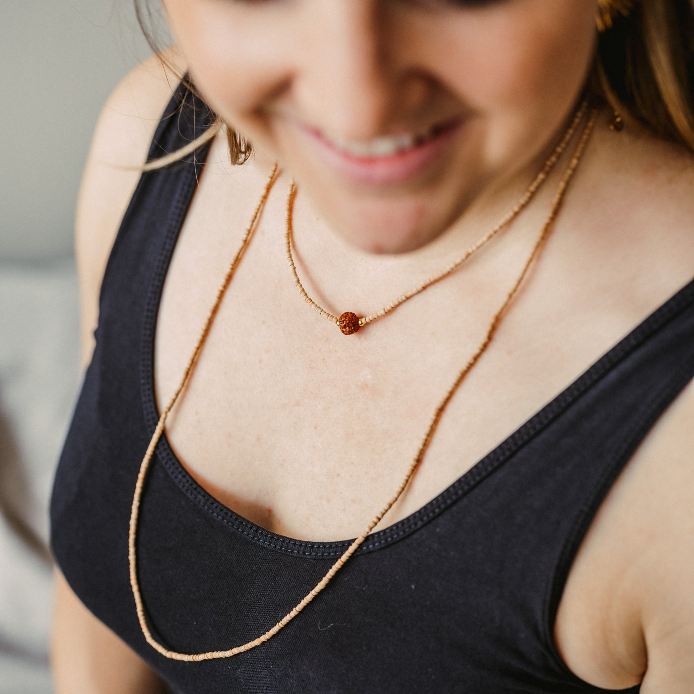 Halskette mit hellbraunen Natursteinen