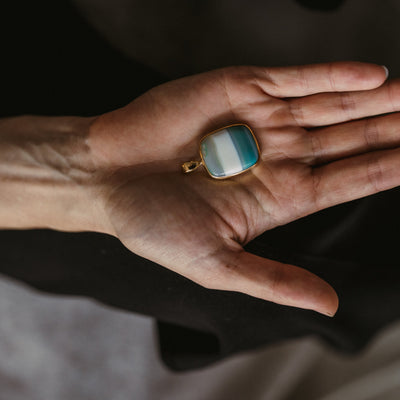 Vergoldeter Anhänger mit dreifarbigen Achatstein