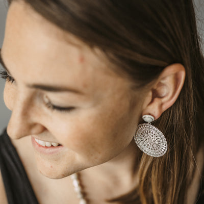 Zweiteilige Ohrringe mit milchigem Stein und Mandala-Motiv