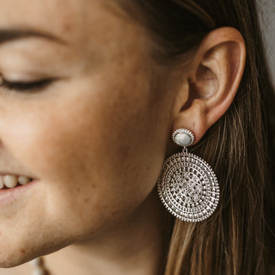 Zweiteilige Ohrringe mit milchigem Stein und Mandala-Motiv