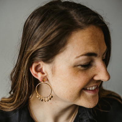 Grosse, runde Statement-Ohrringe mit Plättchen