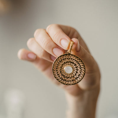 Vergoldeter Anhänger mit Rainbow-Mondstein