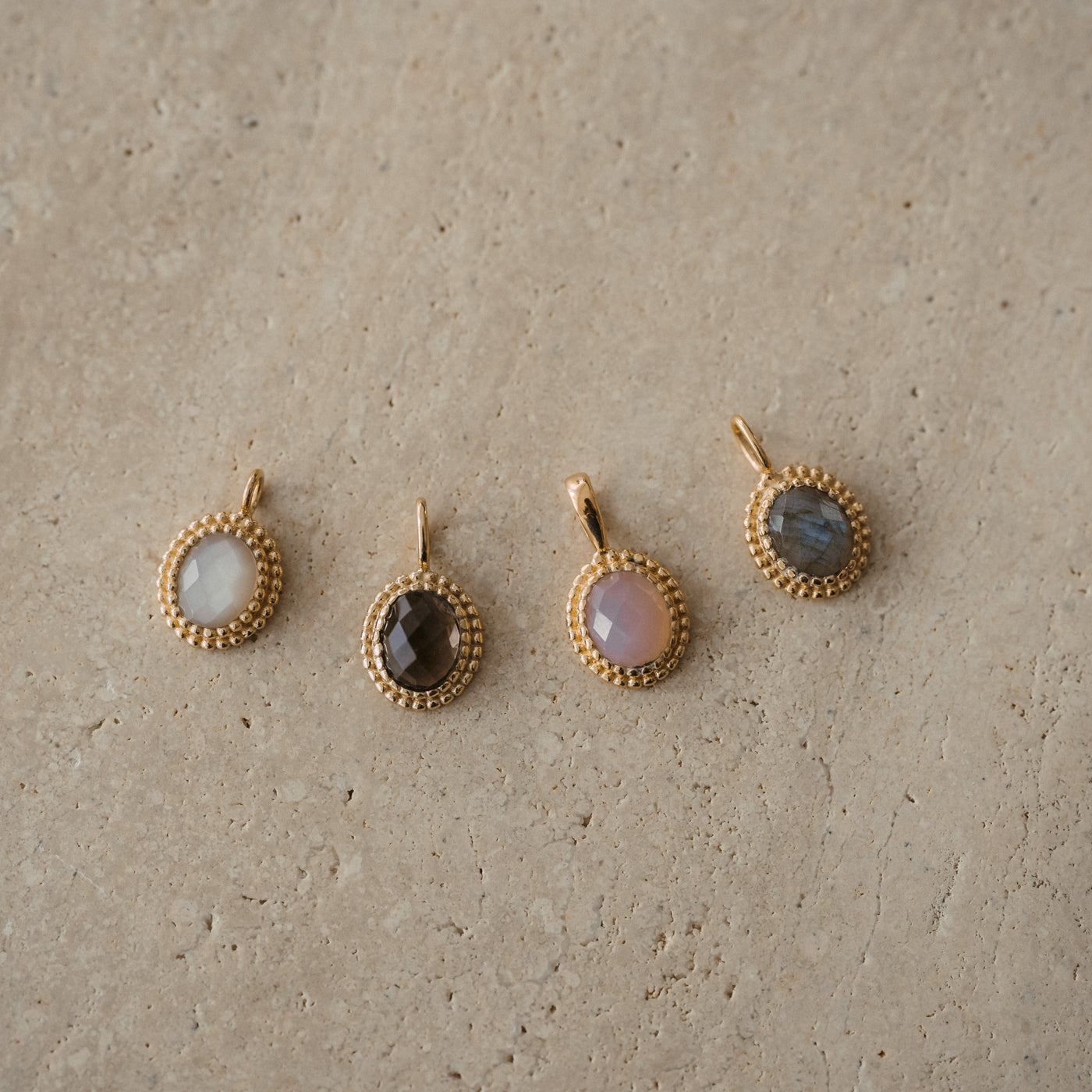 Vergoldeter Anhänger mit Edelstein – Vier Varianten, ein edles Design