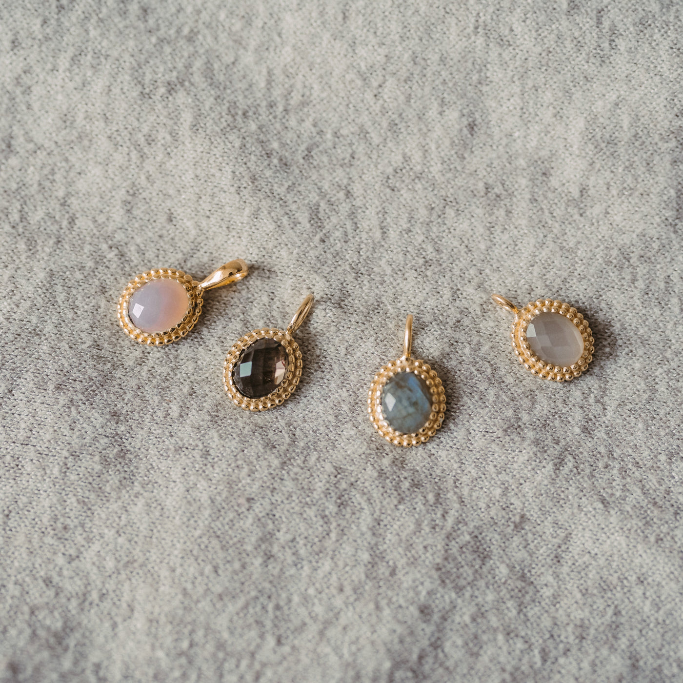 Vergoldeter Anhänger mit Edelstein – Vier Varianten, ein edles Design