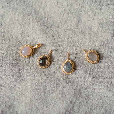 Vergoldeter Anhänger mit Edelstein – Vier Varianten, ein edles Design