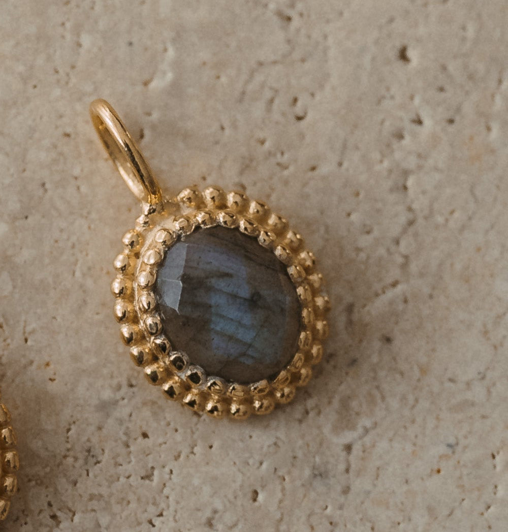 Vergoldeter Anhänger mit Edelstein – Vier Varianten, ein edles Design