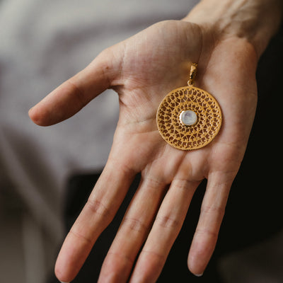 Vergoldeter Anhänger mit Rainbow-Mondstein