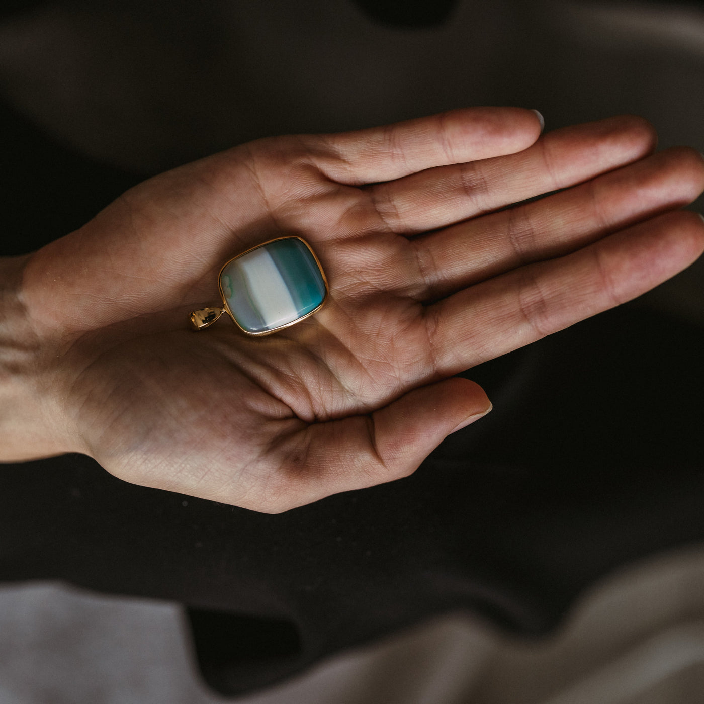 Vergoldeter Anhänger mit dreifarbigen Achatstein