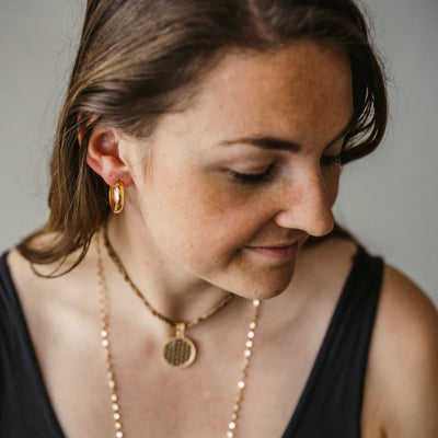 Vergoldete Creolen mit gehämmerter Oberfläche