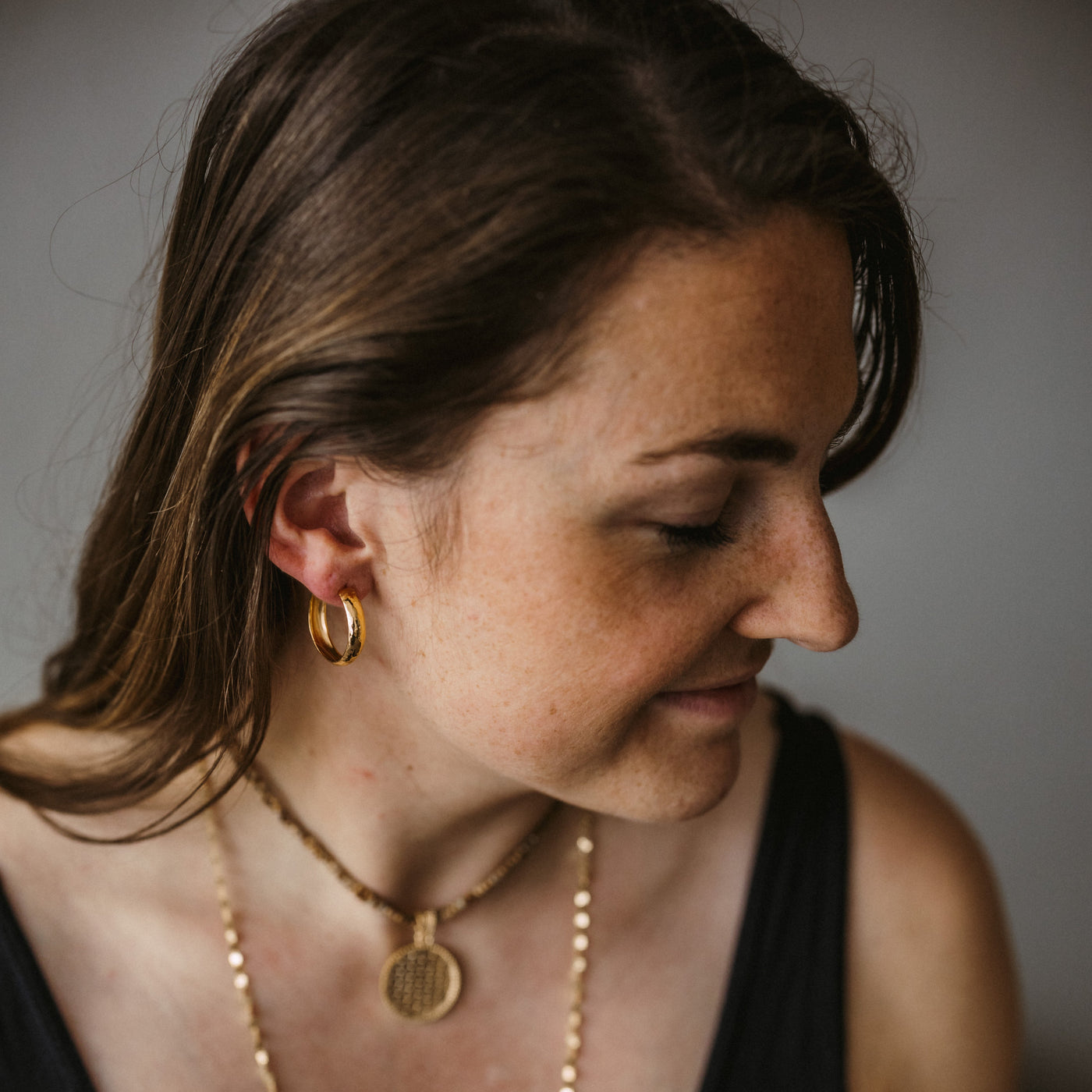 Vergoldete Creolen mit gehämmerter Oberfläche