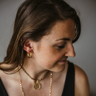 Vergoldete Creolen mit gehämmerter Oberfläche