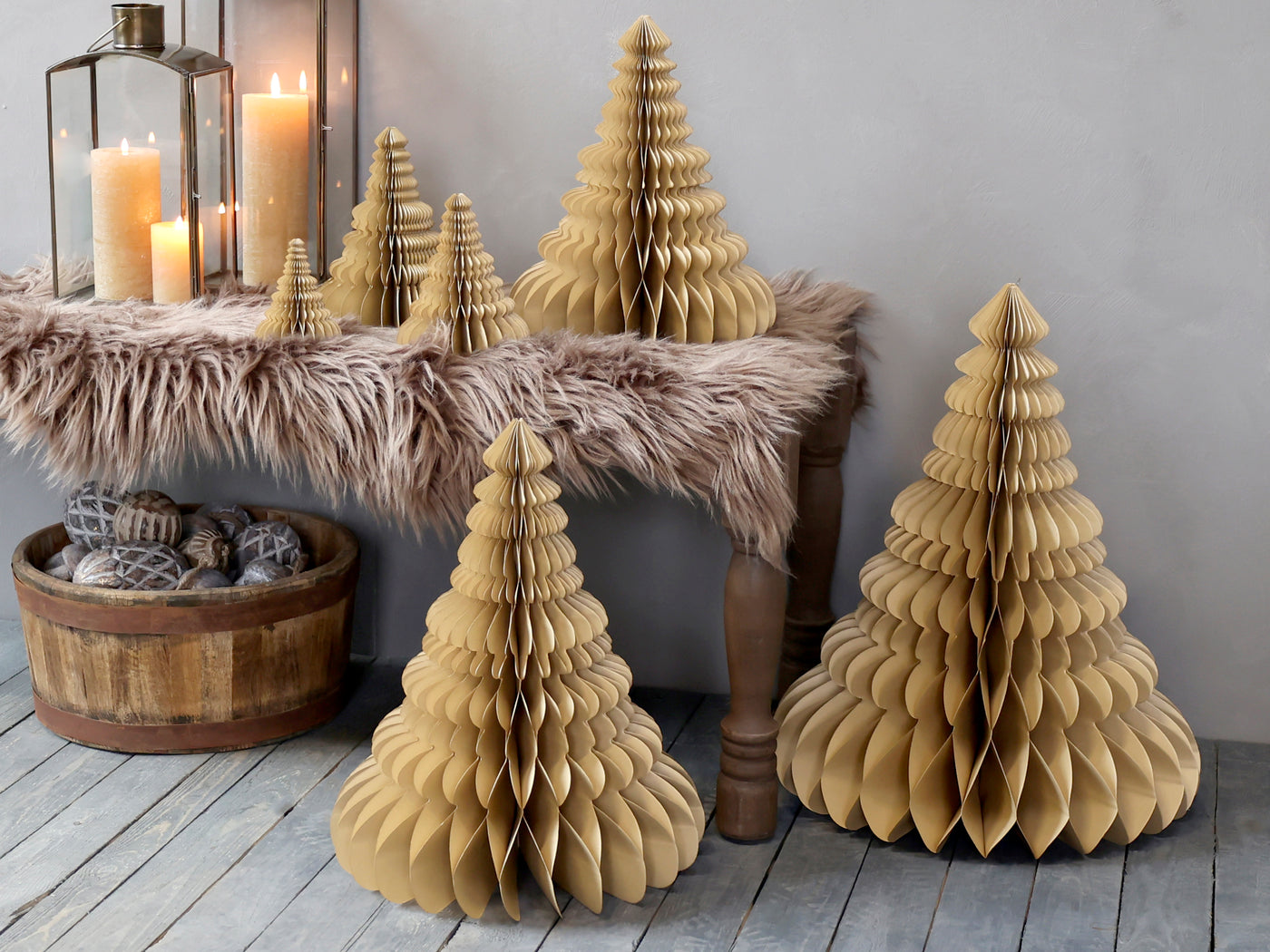 Weihnachtsbaum aus Papier in Gold